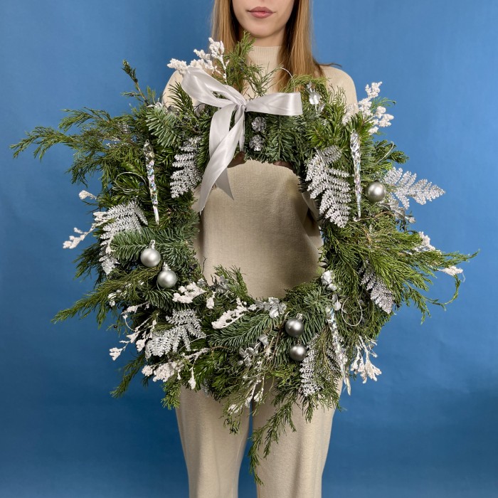 Рождественский венок с серебряным декором