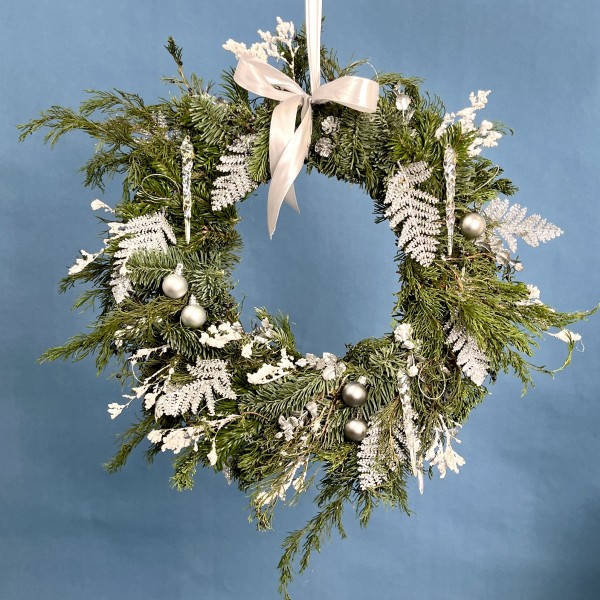 Рождественский венок с серебряным декором