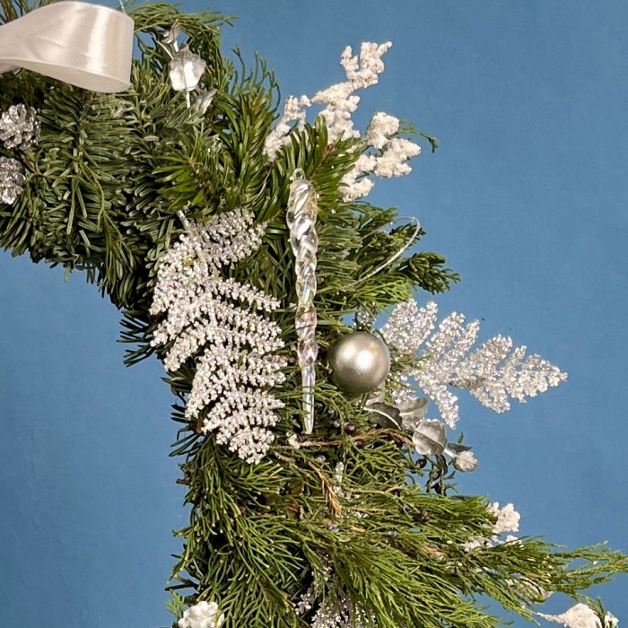 Рождественский венок с серебряным декором