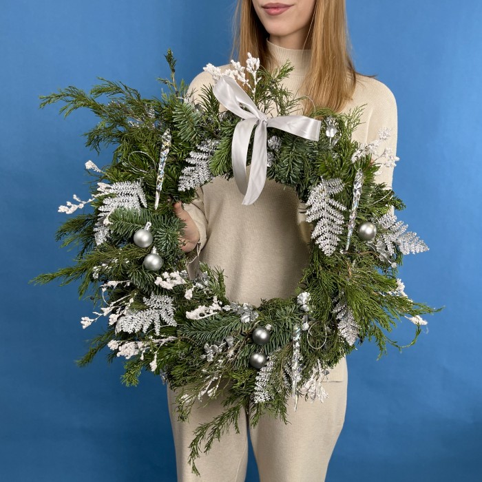 Рождественский венок с серебряным декором