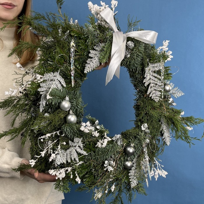 Рождественский венок с серебряным декором