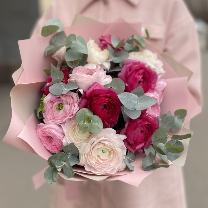 Микс ранункулюсов с эвкалиптом