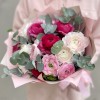 Микс ранункулюсов с эвкалиптом