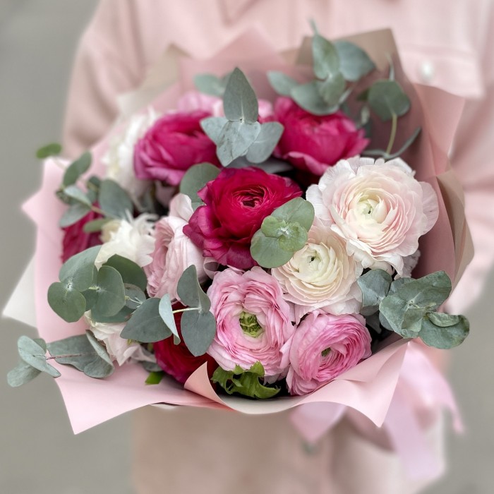 Микс ранункулюсов с эвкалиптом