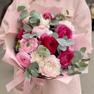 Микс ранункулюсов с эвкалиптом