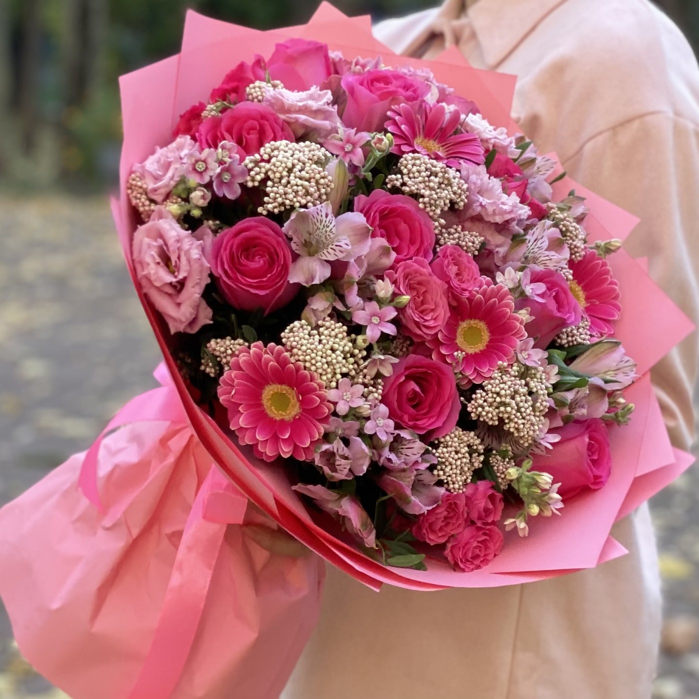 Эксклюзивный букет с эустомами в розовых тонах с доставкой на Женский День Восьмого Марта