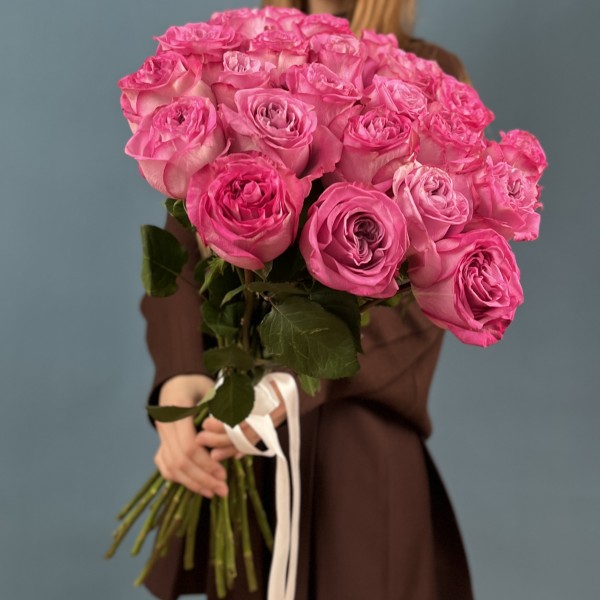 25 сиреневых роз Куинс Краун 60 см