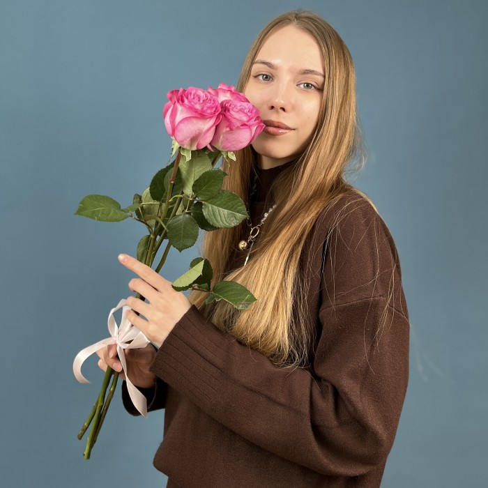 3 сиреневые розы Куинс Краун 50 см