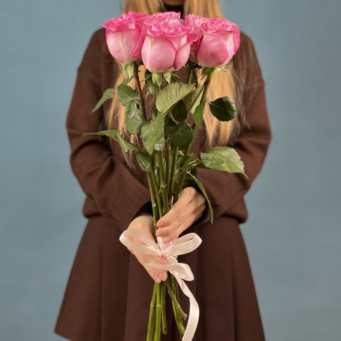 7 сиреневых роз Куинс Краун 50 см