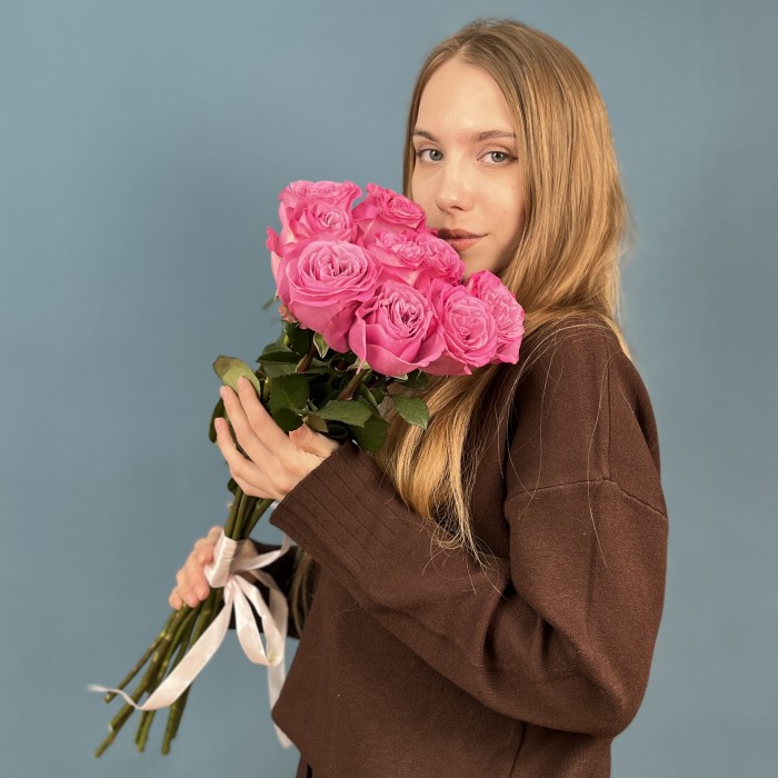 9 сиреневых роз Куинс Краун 50 см