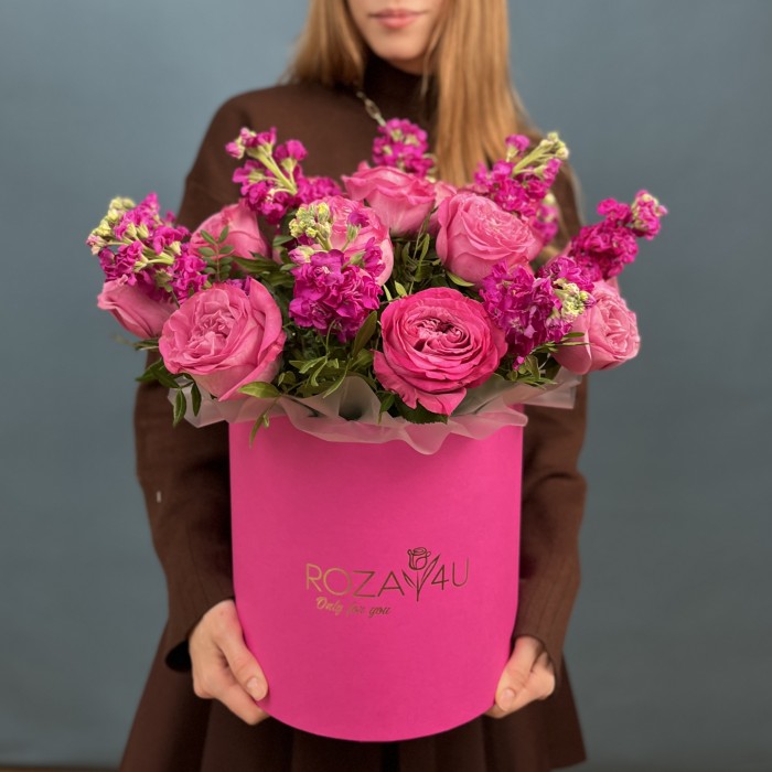 Композиция в коробке маттиола с пионовидной розой Малинка