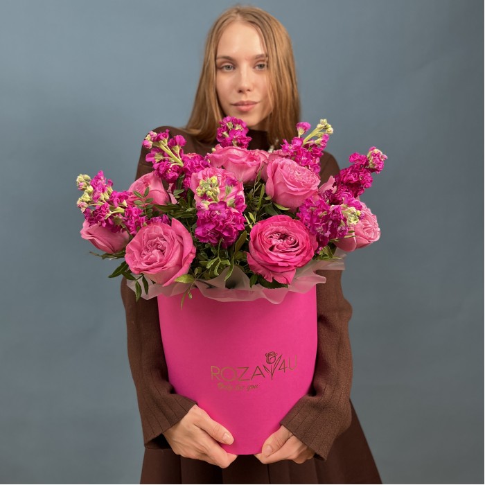 Композиция в коробке маттиола с пионовидной розой Малинка