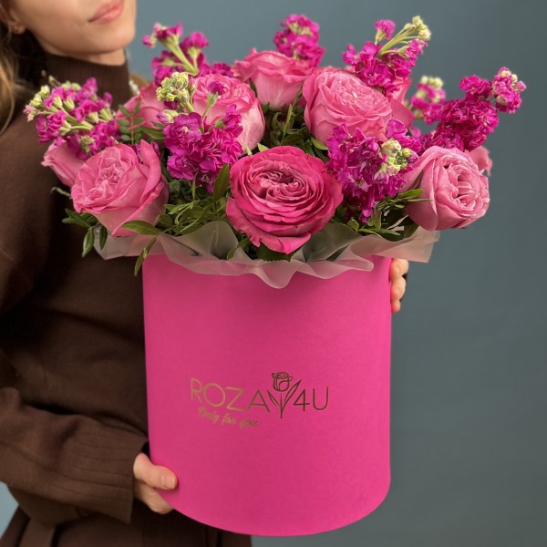 Композиция в коробке маттиола с пионовидной розой Малинка