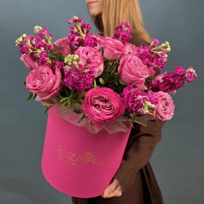 Композиция в коробке маттиола с пионовидной розой Малинка