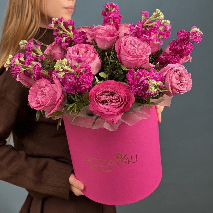 Композиция в коробке маттиола с пионовидной розой Малинка