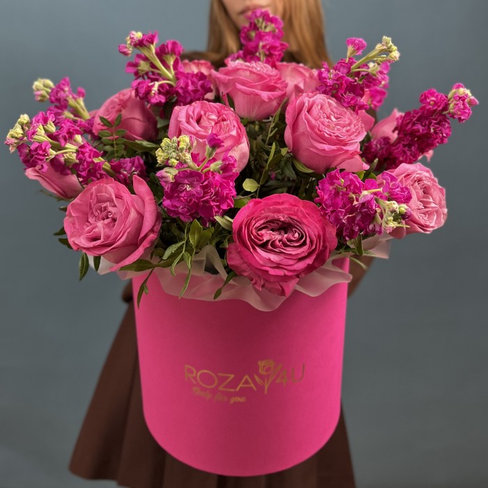 Композиция в коробке маттиола с пионовидной розой Малинка