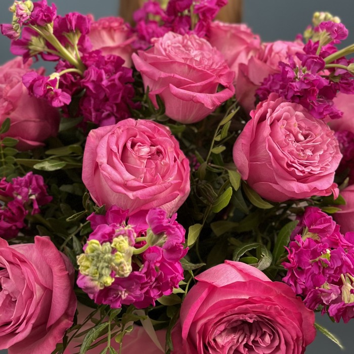 Композиция в коробке маттиола с пионовидной розой Малинка