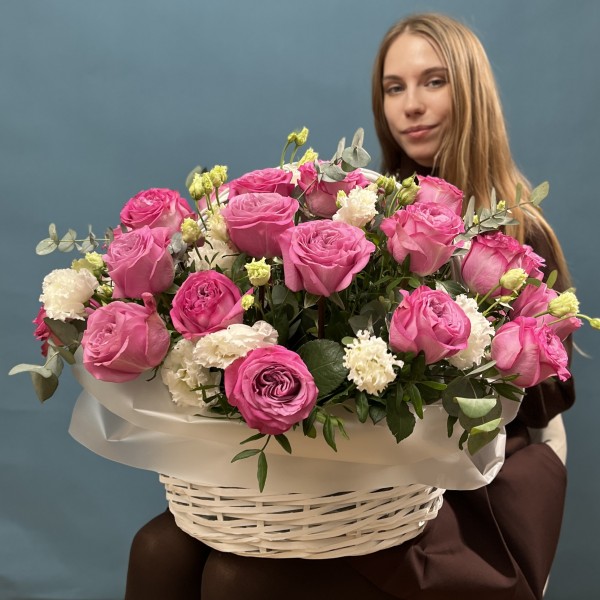 Пионовидные розы Куинс Краун с эустомой в корзине