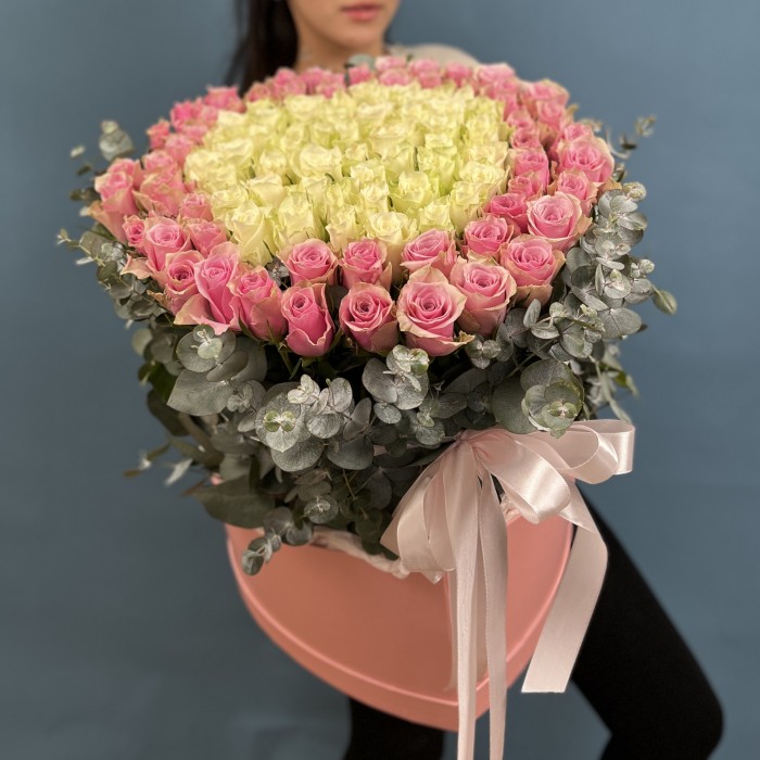 Сердце из розовых и белых роз в коробке