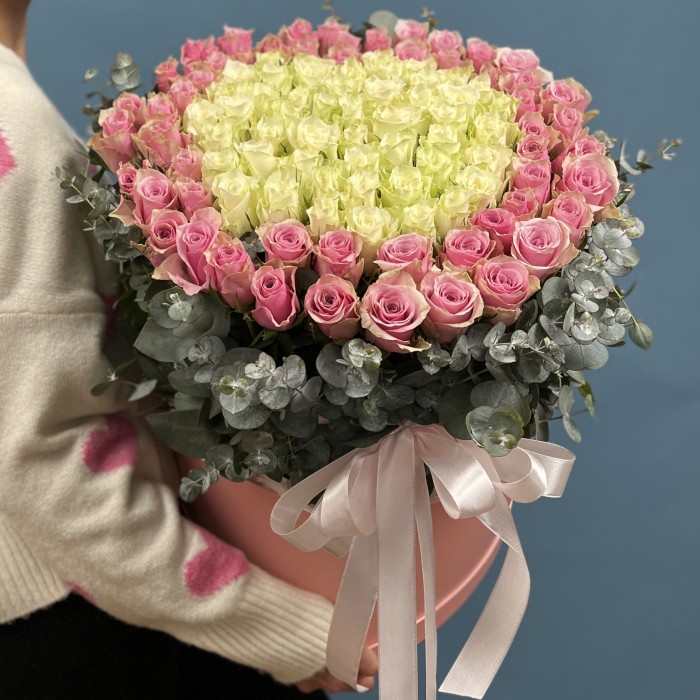 Сердце из розовых и белых роз в коробке