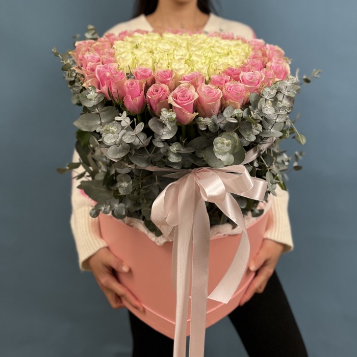 Сердце из розовых и белых роз в коробке