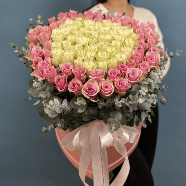 Сердце из розовых и белых роз в коробке