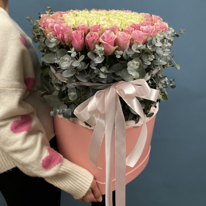 Сердце из розовых и белых роз в коробке