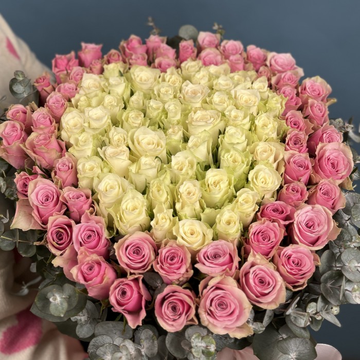 Сердце из розовых и белых роз в коробке