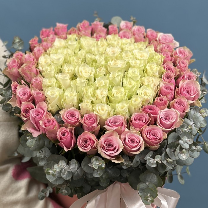 Сердце из розовых и белых роз в коробке