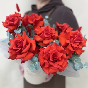 Букет дня в коробке с розами Магия чувств