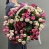 25 нежных кустовых и пионовидных роз в корзине MIX