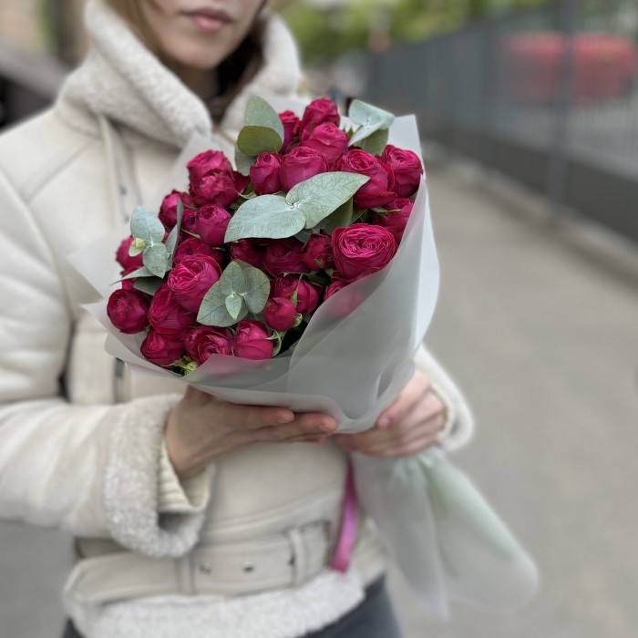 11 кустовых пионовидных роз Пати Тренсеттер с эвкалиптом