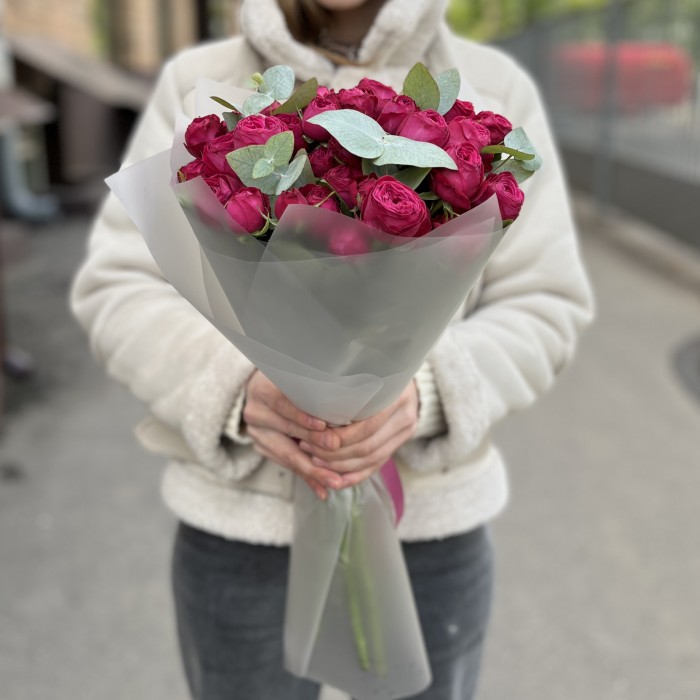 11 кустовых пионовидных роз Пати Тренсеттер с эвкалиптом