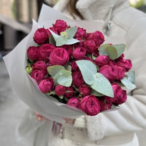 11 кустовых пионовидных роз Пати Тренсеттер с эвкалиптом