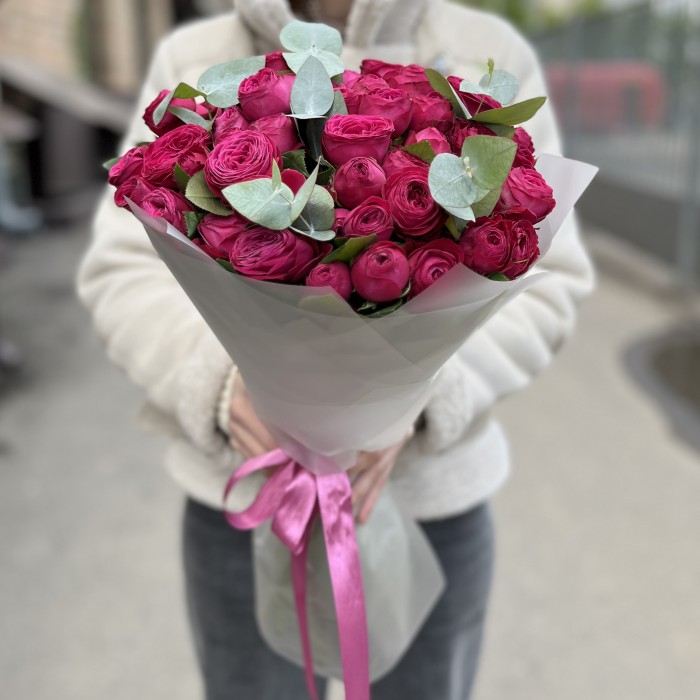 15 кустовых пионовидных роз Пати Тренсеттер с эвкалиптом