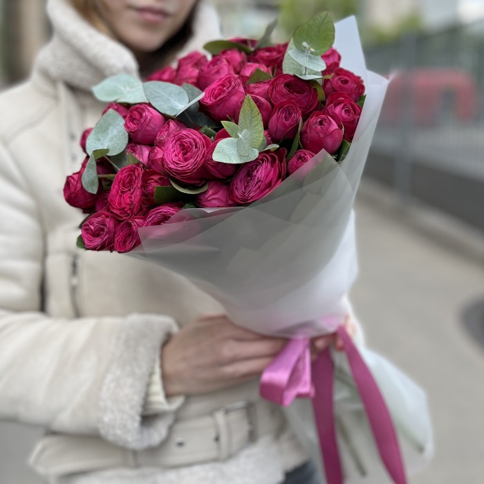 15 кустовых пионовидных роз Пати Тренсеттер с эвкалиптом