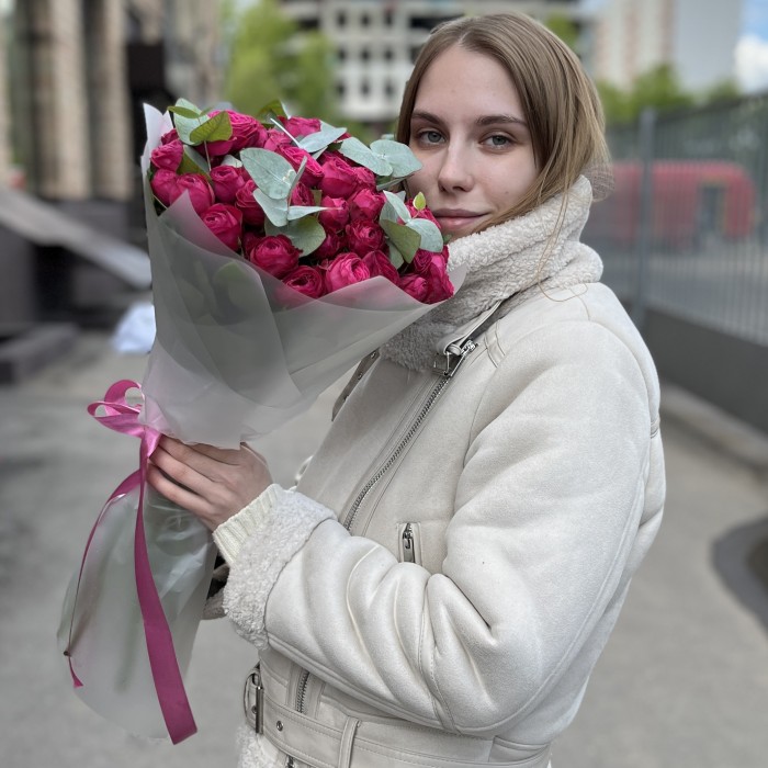 15 кустовых пионовидных роз Пати Тренсеттер с эвкалиптом