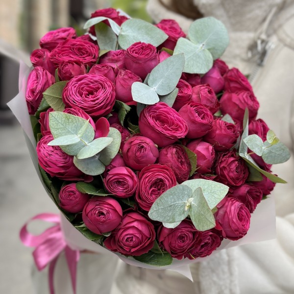 15 кустовых пионовидных роз Пати Тренсеттер с эвкалиптом