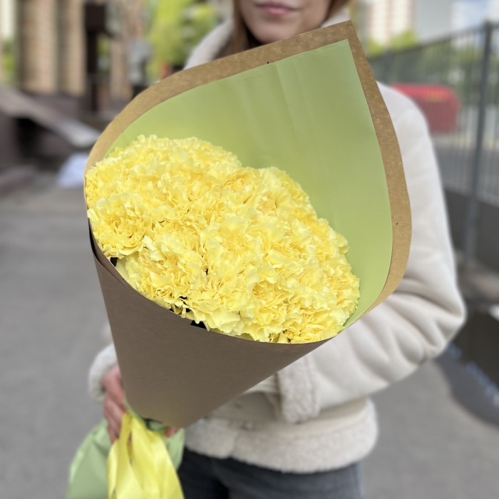 25 ярких желтых гвоздик