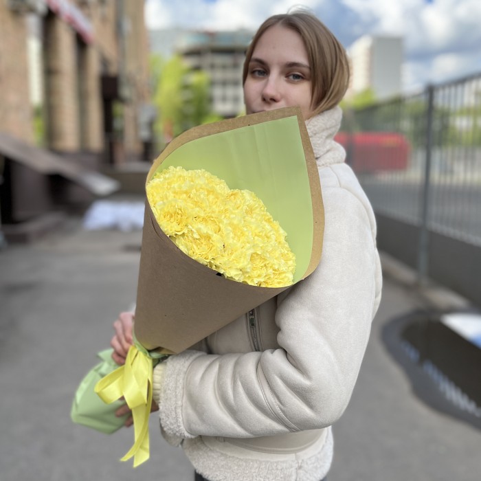 25 ярких желтых гвоздик