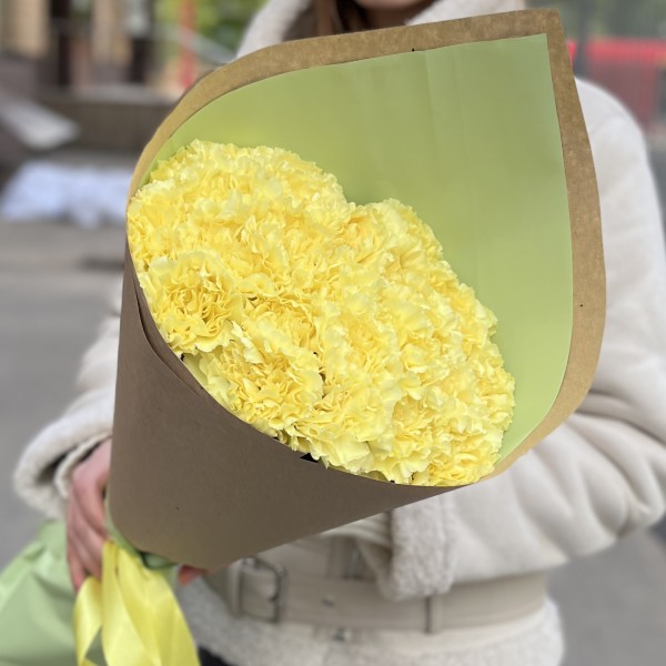 25 ярких желтых гвоздик