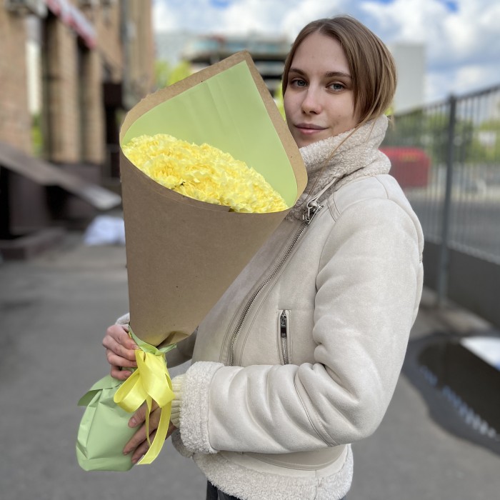 25 ярких желтых гвоздик