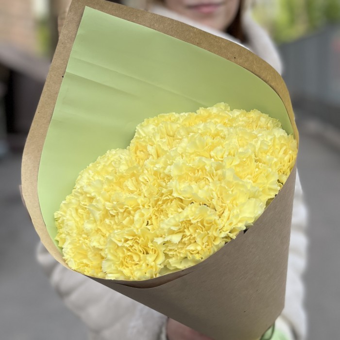 25 ярких желтых гвоздик