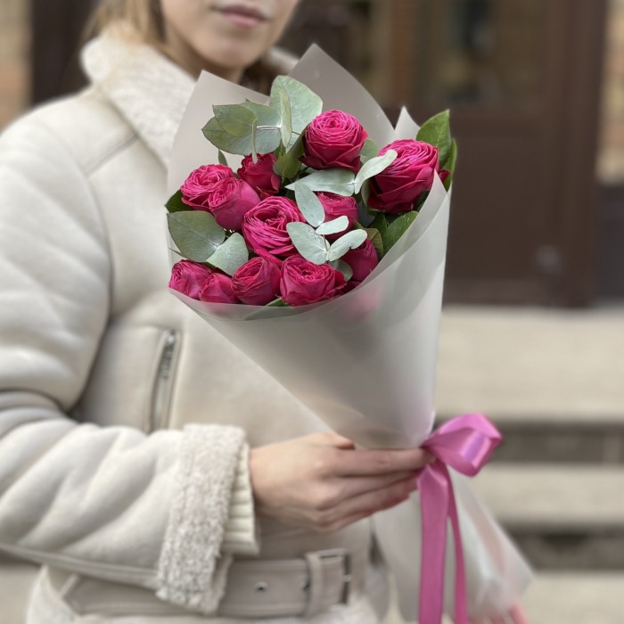 3 кустовые малиновые розы Пати Тренсеттер с эвкалиптом