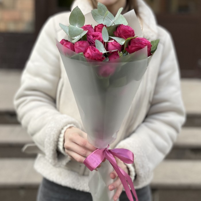 3 кустовые малиновые розы Пати Тренсеттер с эвкалиптом