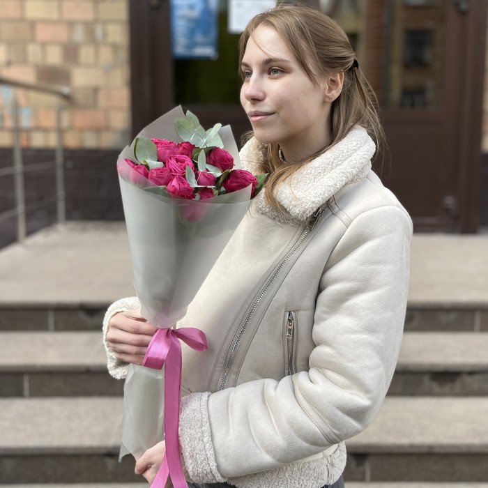 3 кустовые малиновые розы Пати Тренсеттер с эвкалиптом