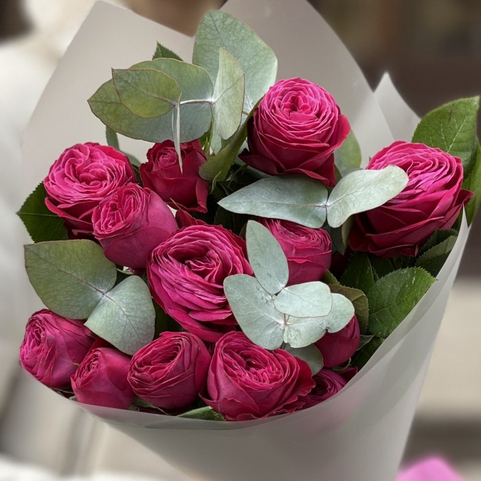 3 кустовые малиновые розы Пати Тренсеттер с эвкалиптом