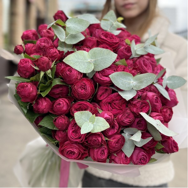 35 кустовых пионовидных роз Пати Тренсеттер с эвкалиптом