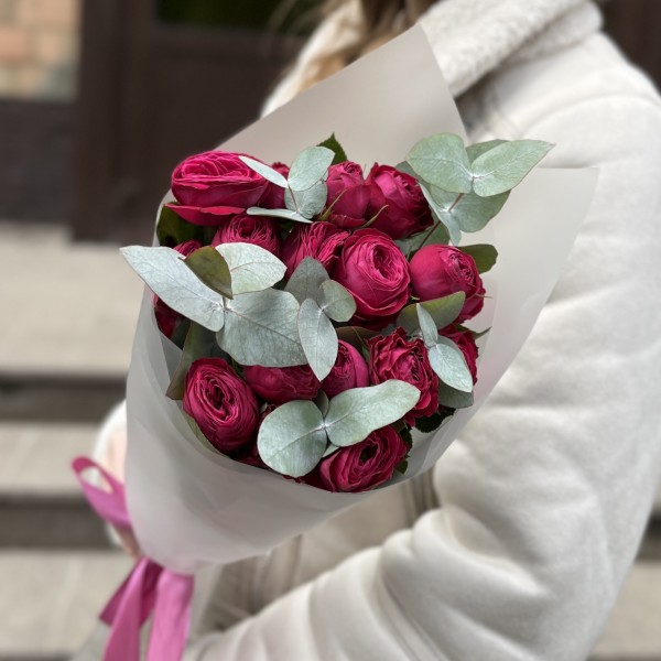 5 кустовых малиновых роз Пати Тренсеттер с эвкалиптом