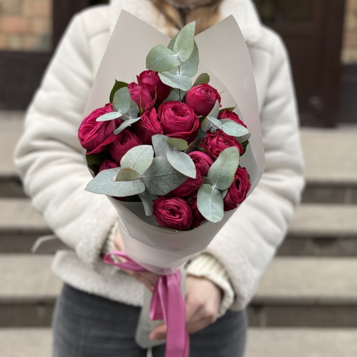 5 кустовых малиновых роз Пати Тренсеттер с эвкалиптом